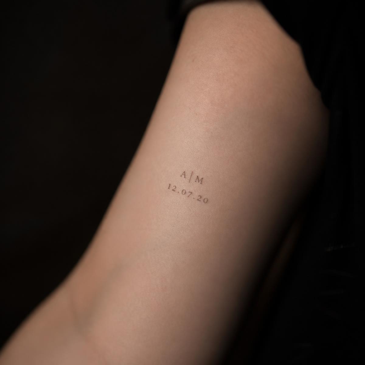 Tatuagem personalizada com iniciais e data de casamento