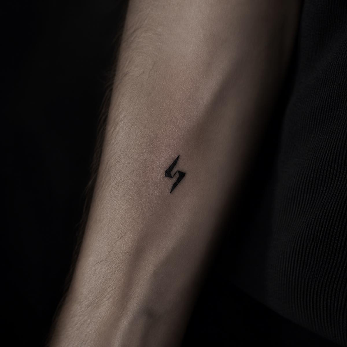 Tatuagem minimalista inspirada na identidade visual de uma marca